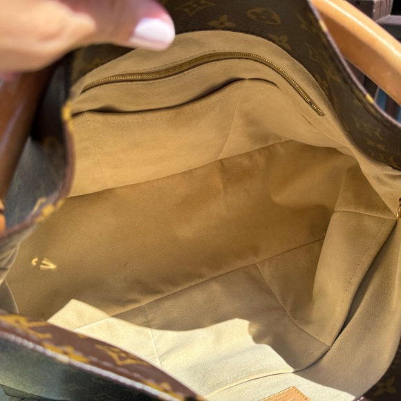 Louis Vuitton Artsy MM Monogram Bag - Picture 10 of 16